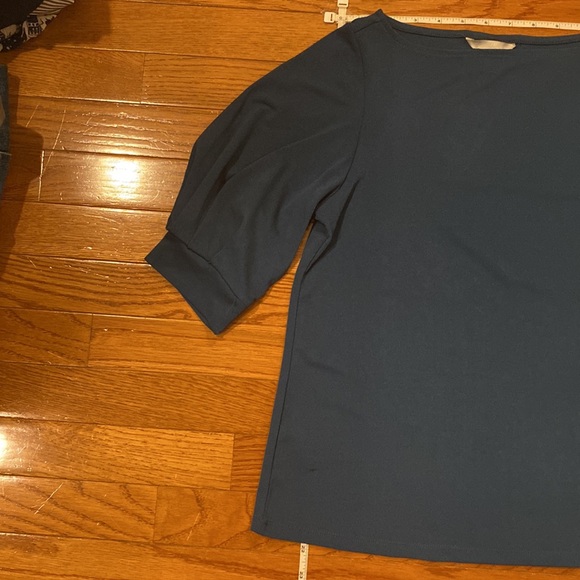 Turquoise mid bicep tee in draft poly material - Picture 2 of 7